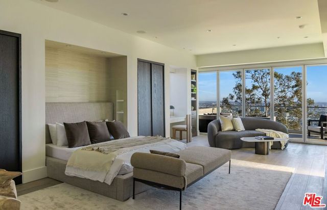 8572 Hillside Avenue, Los Angeles, CA 90069