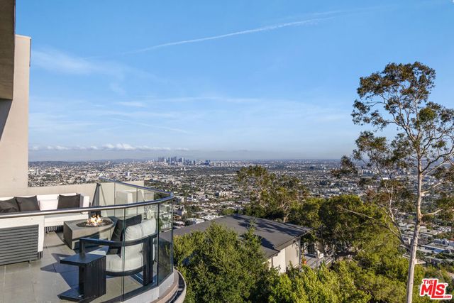 8572 Hillside Avenue, Los Angeles, CA 90069