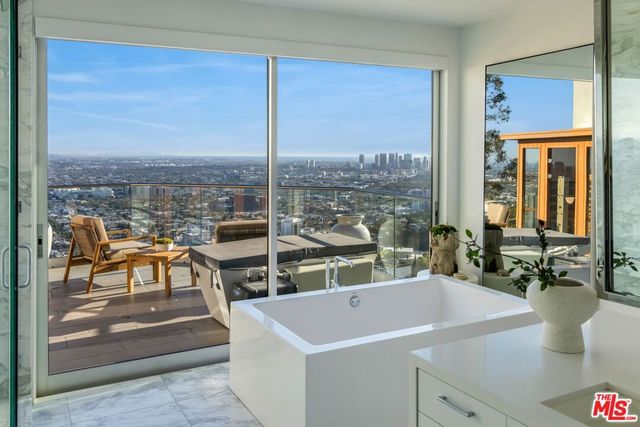 8572 Hillside Avenue, Los Angeles, CA 90069