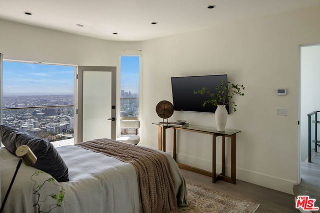 8572 Hillside Avenue, Los Angeles, CA 90069