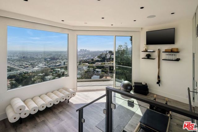 8572 Hillside Avenue, Los Angeles, CA 90069