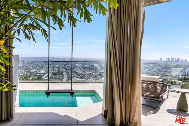 8572 Hillside Avenue, Los Angeles, CA 90069