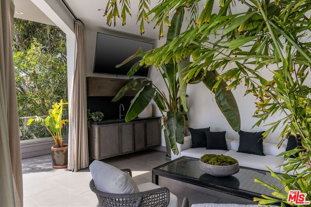 8572 Hillside Avenue, Los Angeles, CA 90069