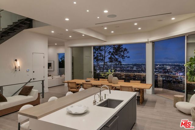 8572 Hillside Avenue, Los Angeles, CA 90069