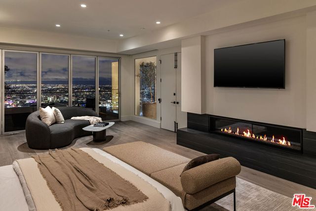 8572 Hillside Avenue, Los Angeles, CA 90069