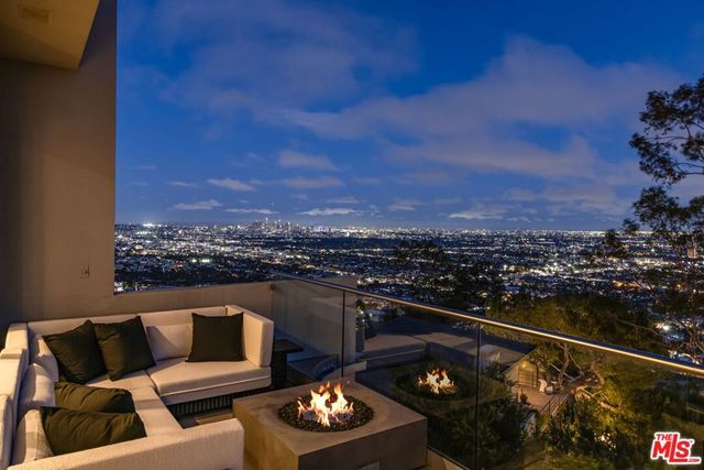 8572 Hillside Avenue, Los Angeles, CA 90069