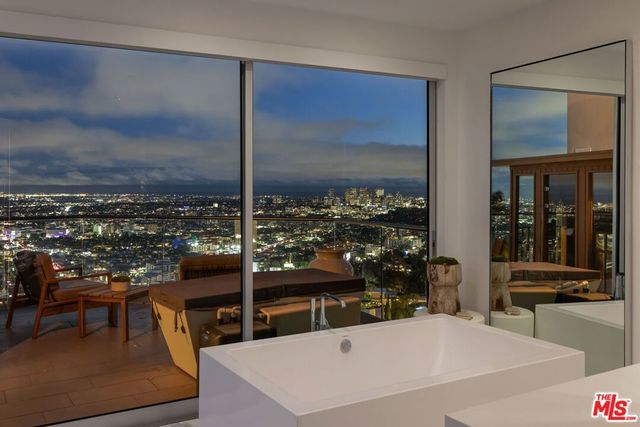 8572 Hillside Avenue, Los Angeles, CA 90069