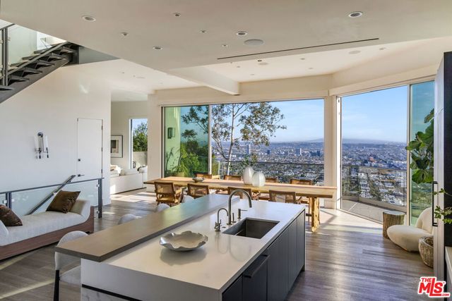 8572 Hillside Avenue, Los Angeles, CA 90069