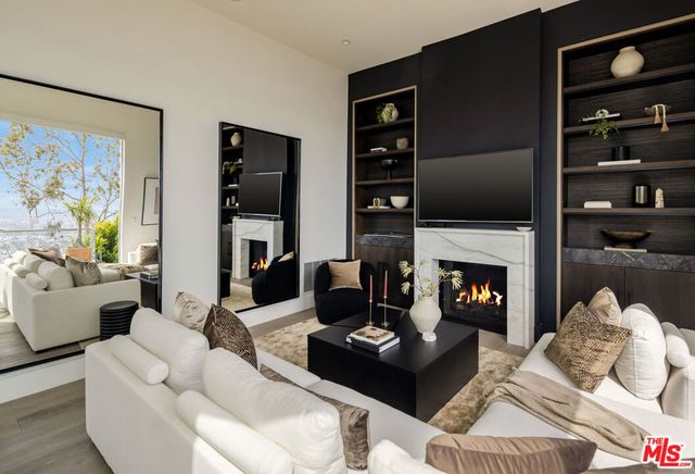 8572 Hillside Avenue, Los Angeles, CA 90069