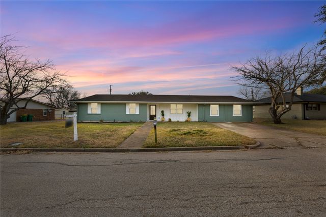 810 W Denison Drive, Robinson, TX 76706