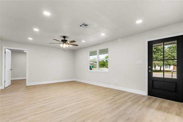 810 W Denison Drive, Robinson, TX 76706