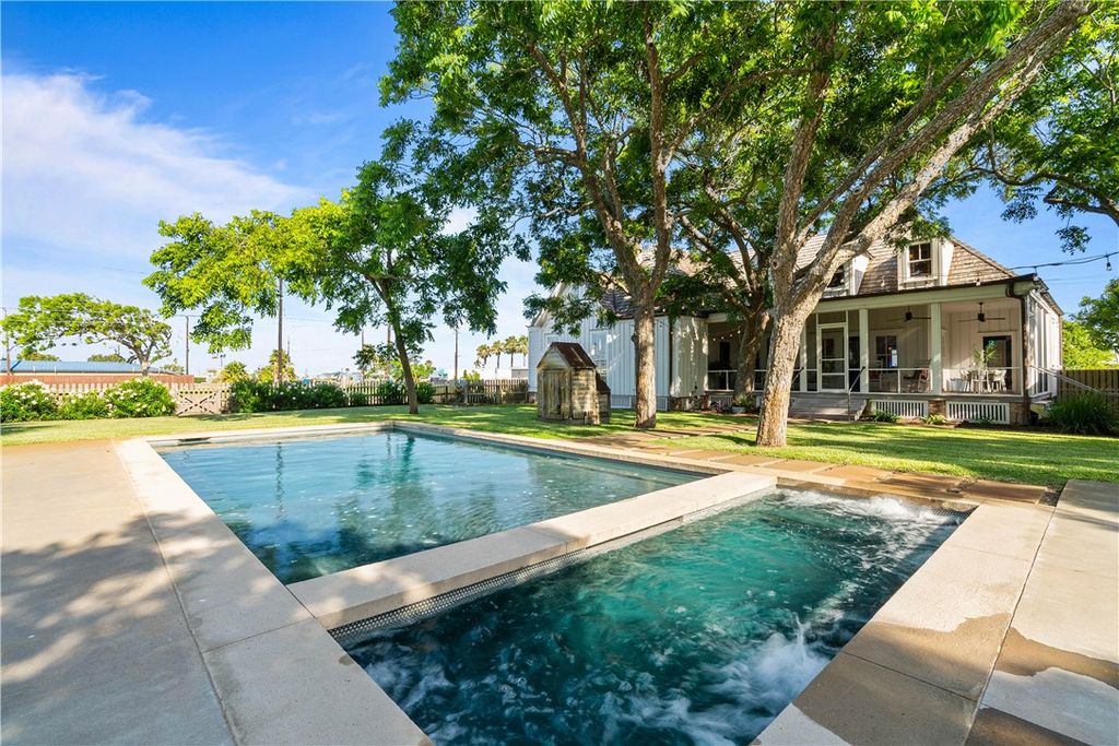 203 N Magnolia St, Rockport, TX 78382 — exterior