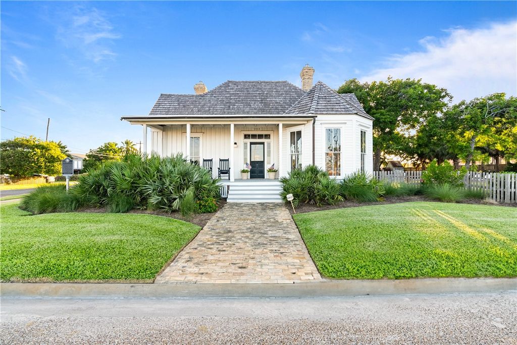 203 N Magnolia St, Rockport, TX 78382 — photo 4