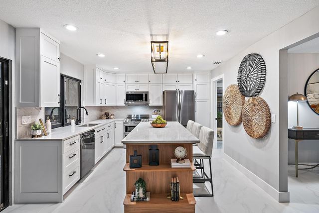 9 Old Fence Road, Palm Beach Gardens, FL 33418