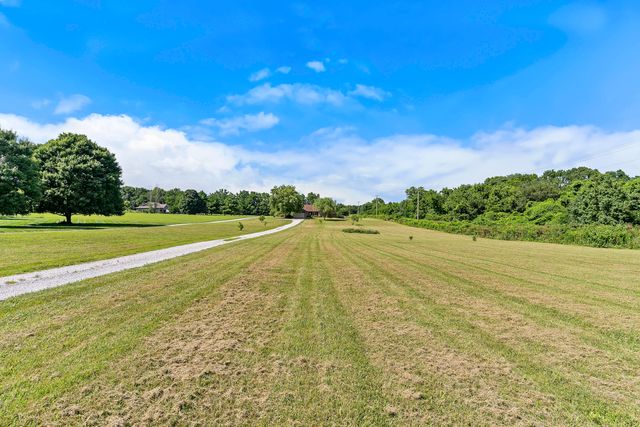 7103 W Farm Road 94, Springfield, MO 65803