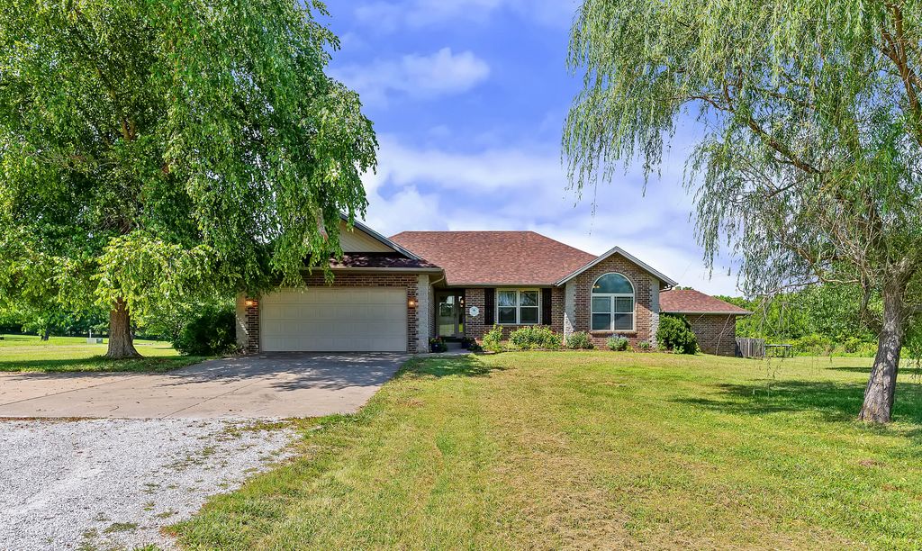 7103 W Farm Road 94, Springfield, MO 65803