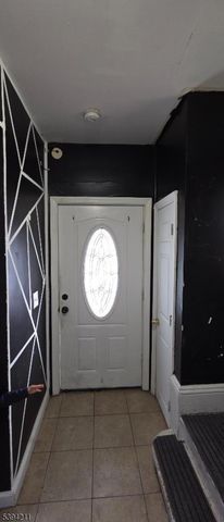 136 Smith St, Elizabeth City, NJ 07201