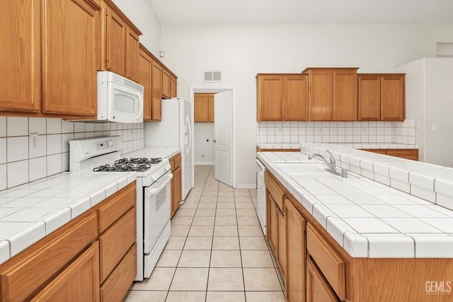 10104 Brookline Woods Drive, Bakersfield, CA 93312