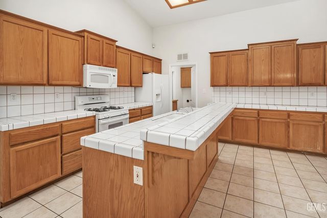 10104 Brookline Woods Drive, Bakersfield, CA 93312