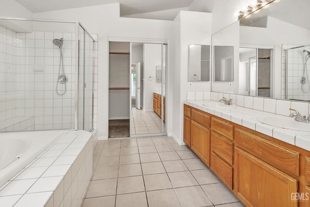 10104 Brookline Woods Drive, Bakersfield, CA 93312