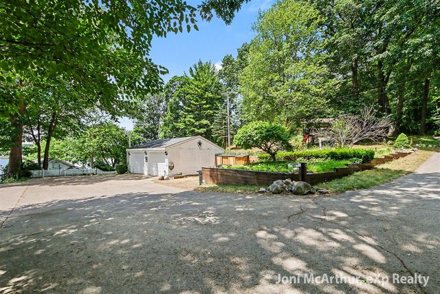 11613 Orchard Park Drive, Sparta, MI 49345