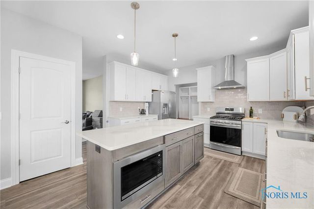 1035 Stoneleigh Road, Perrysburg, OH 43551