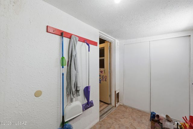 7261 N Van Ark Road, Tucson, AZ 85743