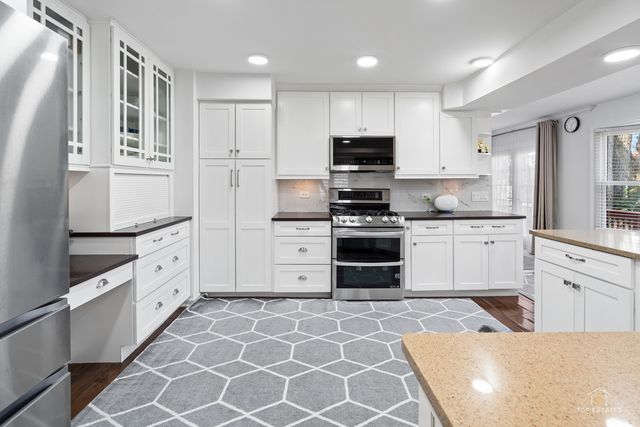 887 N Dovington Drive, Hoffman Estates, IL 60169