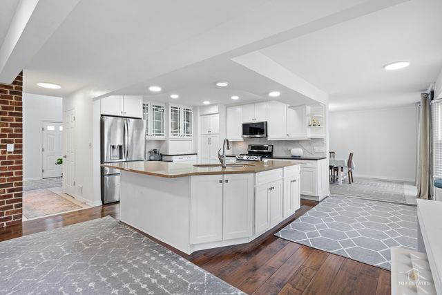 887 N Dovington Drive, Hoffman Estates, IL 60169