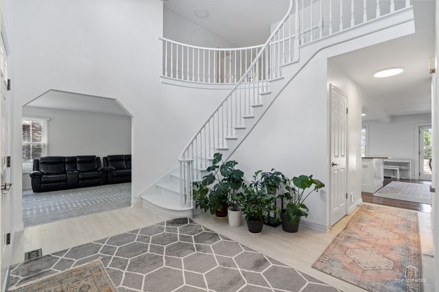 887 N Dovington Drive, Hoffman Estates, IL 60169