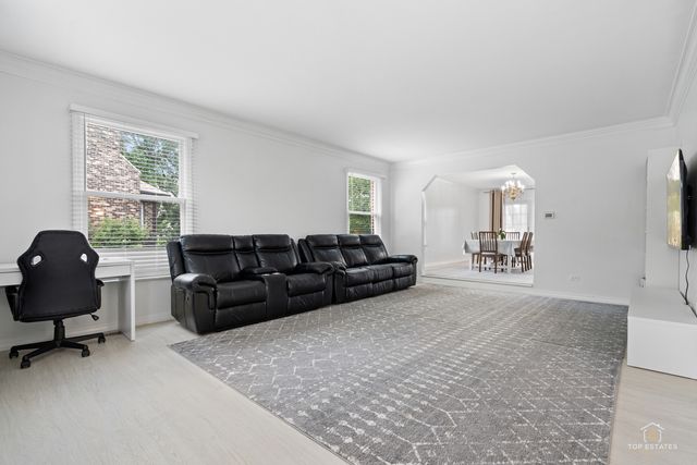 887 N Dovington Drive, Hoffman Estates, IL 60169