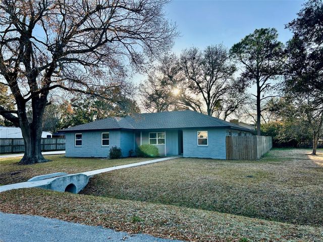 2406 Lynn Drive, Pearland, TX 77581