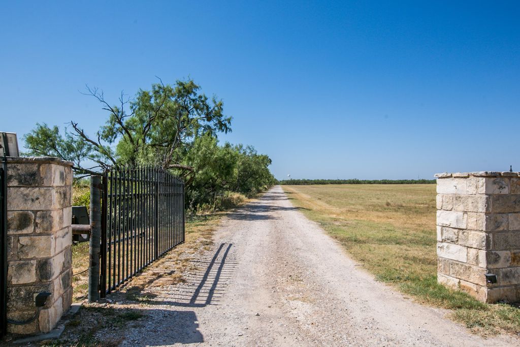 Image 2 of property listing at 629 Co Rd 356, Ballinger, TX 76821