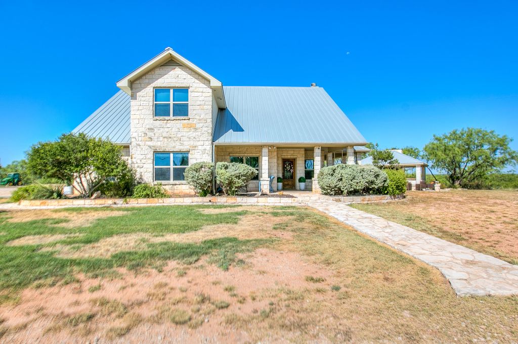 Image 3 of property listing at 629 Co Rd 356, Ballinger, TX 76821