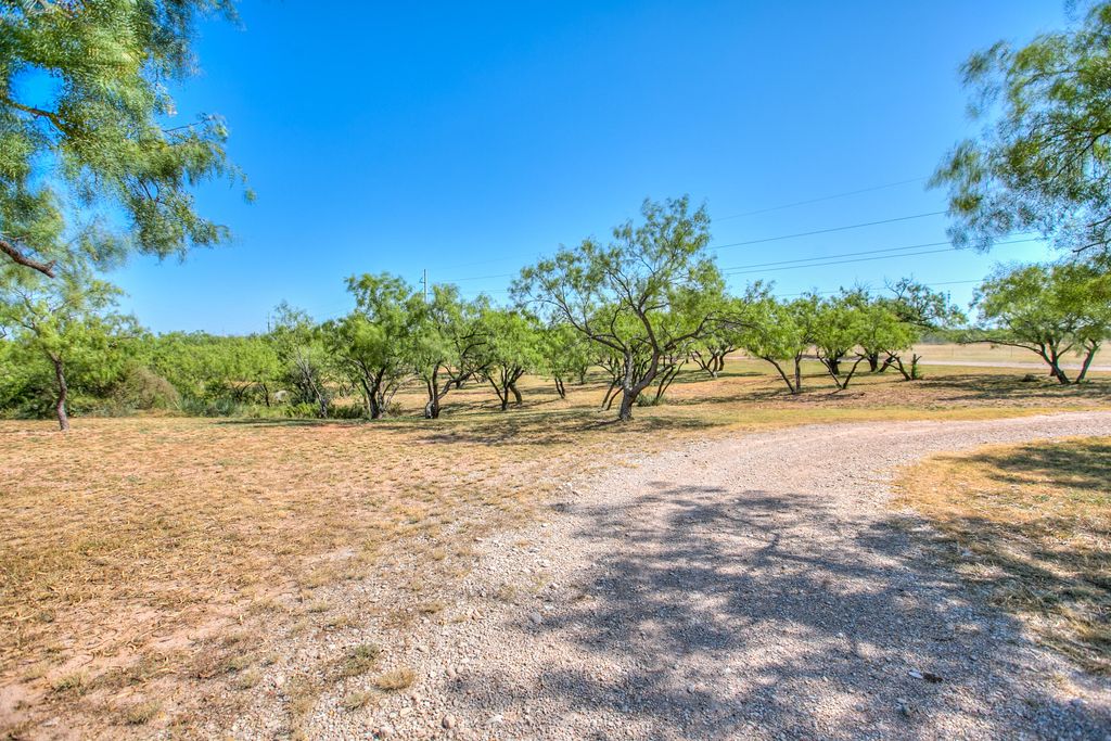 Image 5 of property listing at 629 Co Rd 356, Ballinger, TX 76821
