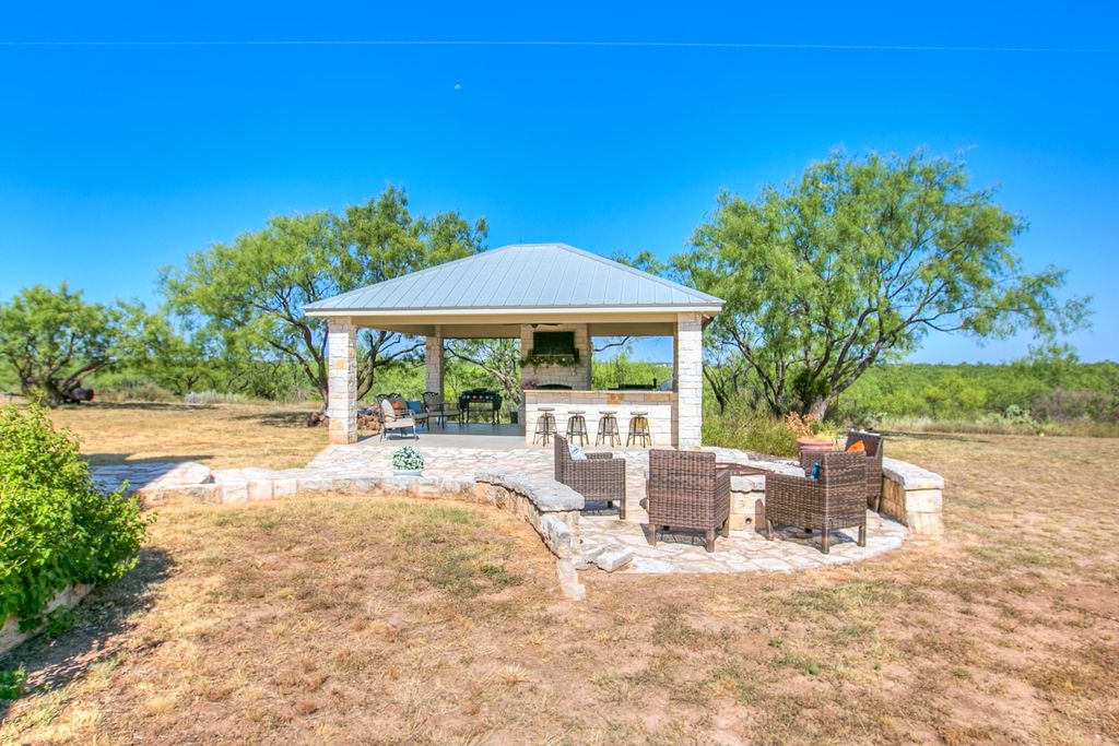 Image 6 of property listing at 629 Co Rd 356, Ballinger, TX 76821