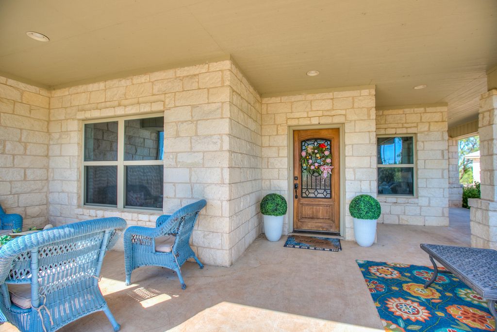 Image 8 of property listing at 629 Co Rd 356, Ballinger, TX 76821