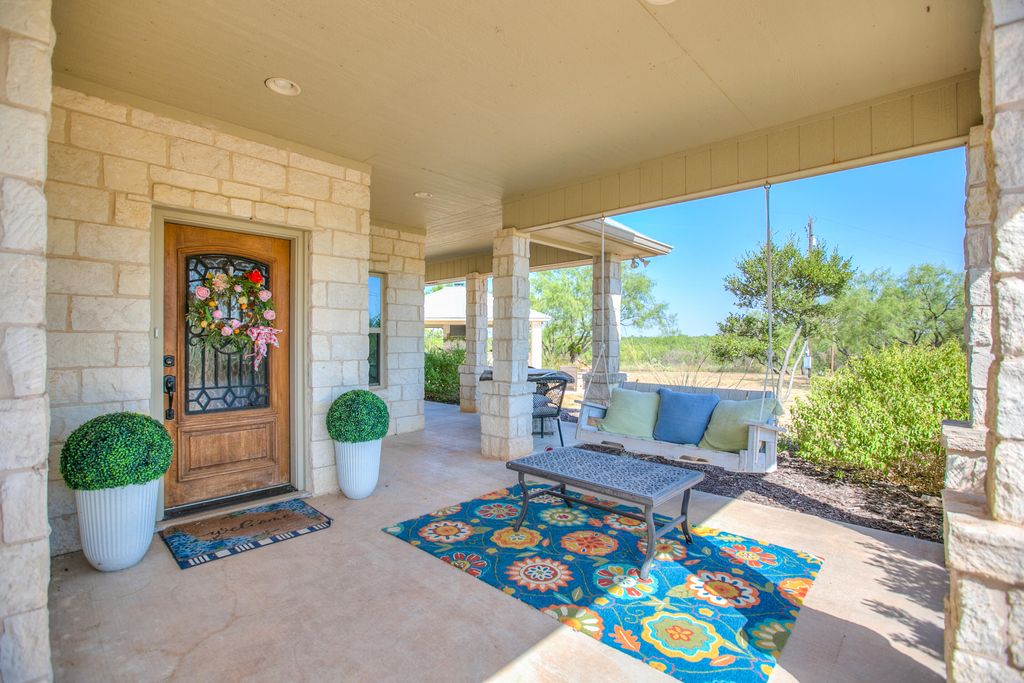 Image 9 of property listing at 629 Co Rd 356, Ballinger, TX 76821