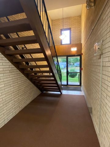 7715 SUSSEX CREEK Drive 1D, Darien, IL 60561