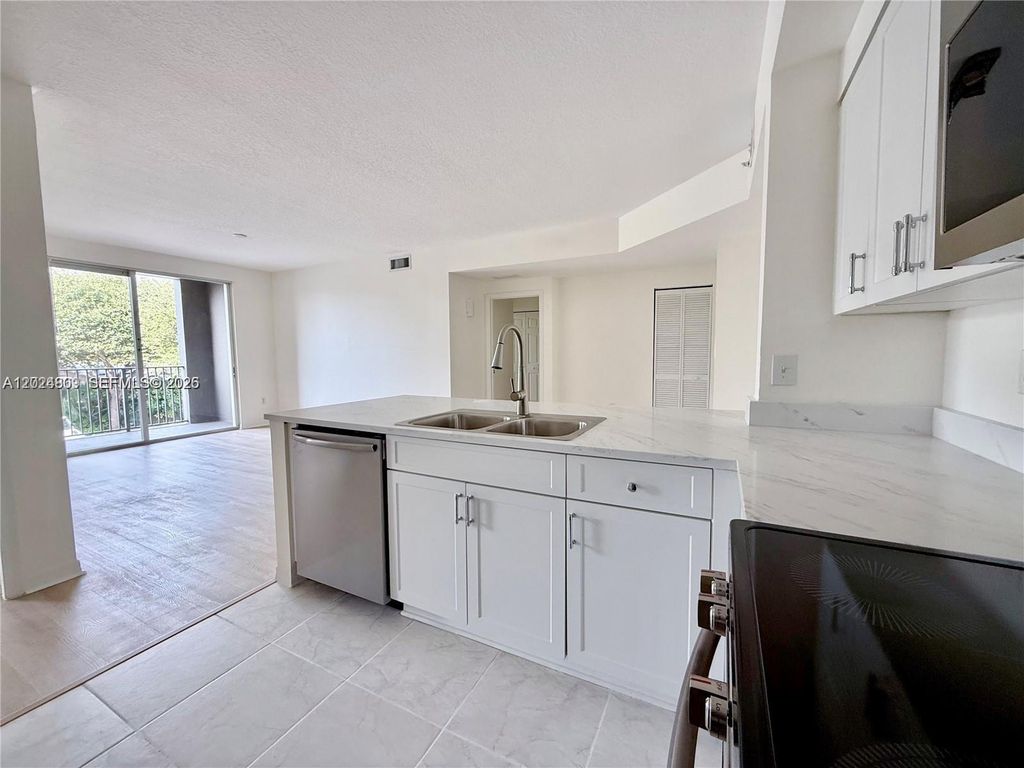 6851 SW 44th St 207, Miami, FL 33155