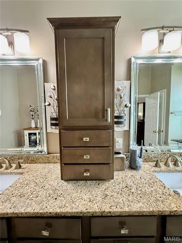 818 Summit Glen Court, Fenton, MO 63026