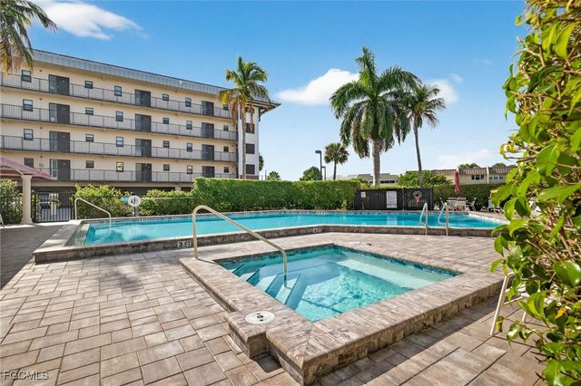 801 River Point DR 203A, Naples, FL 34102