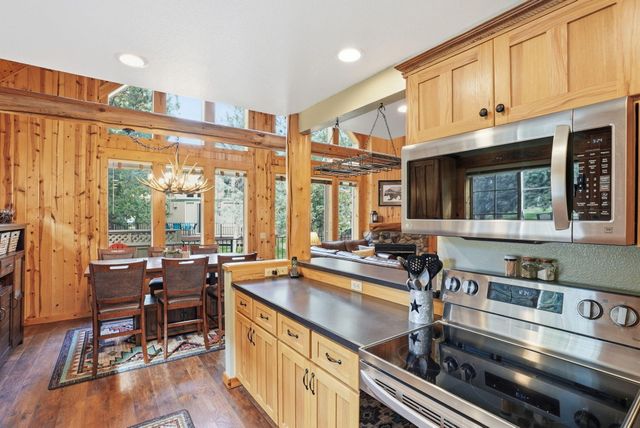 8831 Cliff Swallow Drive, Redmond, OR 97756