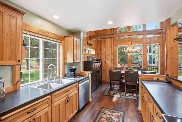 8831 Cliff Swallow Drive, Redmond, OR 97756