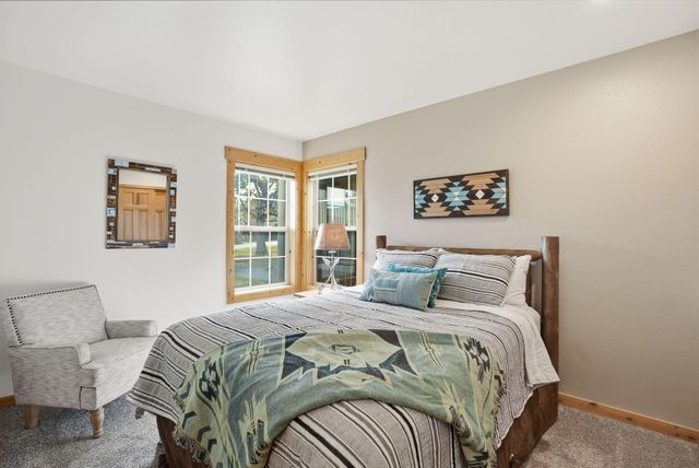 8831 Cliff Swallow Drive, Redmond, OR 97756