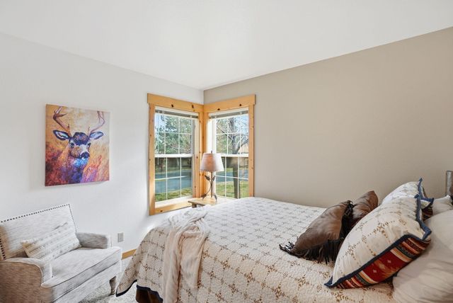 8831 Cliff Swallow Drive, Redmond, OR 97756