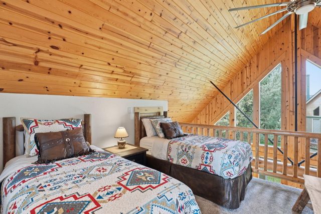 8831 Cliff Swallow Drive, Redmond, OR 97756