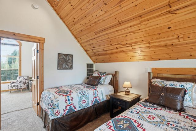 8831 Cliff Swallow Drive, Redmond, OR 97756