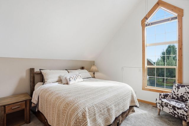 8831 Cliff Swallow Drive, Redmond, OR 97756