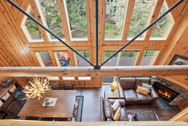 8831 Cliff Swallow Drive, Redmond, OR 97756